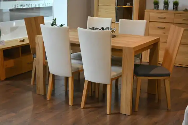 Ile cm na osobę przy stole? Odpowiednia szerokość dla komfortu