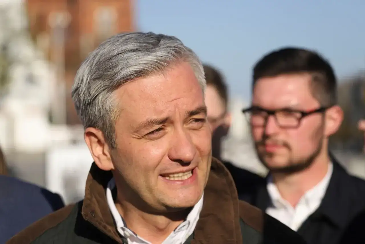 Biedroń ile ma lat? Zaskakujące fakty o jego życiu i karierze