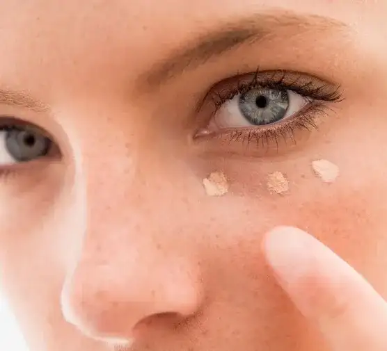 Jak ukryć worki pod oczami makijażem - skuteczne triki i produkty