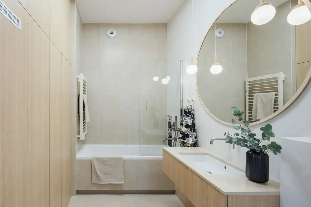 Mała łazienka: Wanna czy prysznic? Wybierz idealne rozwiązanie