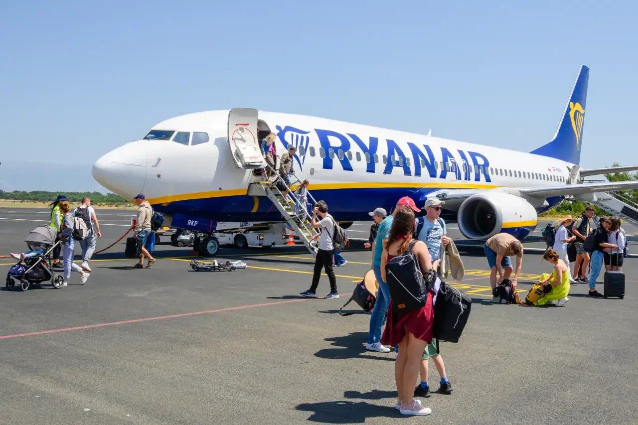 Pasażerowie wsiadają do samolotu Ryanair na lotnisku. Wkrótce odbędą się loty Lublin Gdańsk.