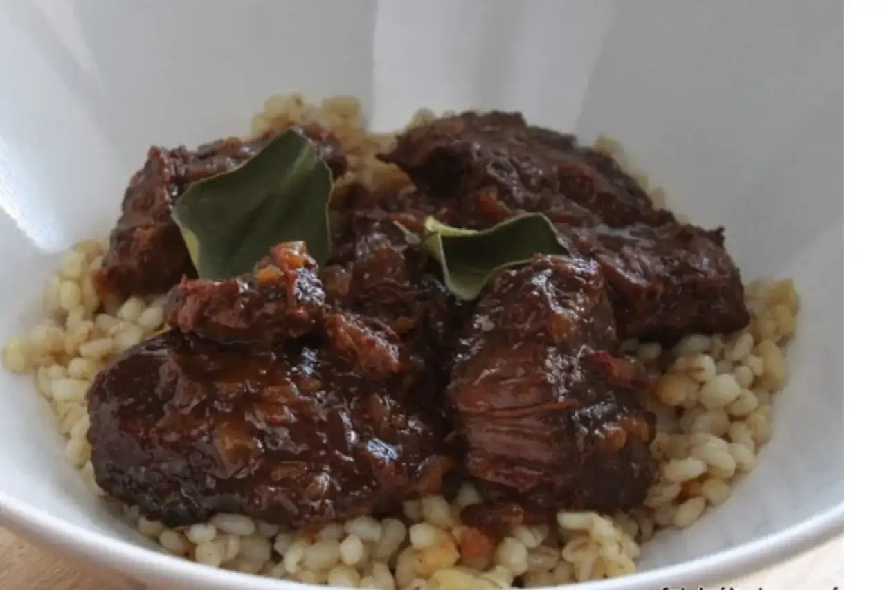 Gulasz wołowy z liściem laurowym na kaszy jęczmiennej. Długie duszenie sprawia, że mięso rozpływa się w ustach.