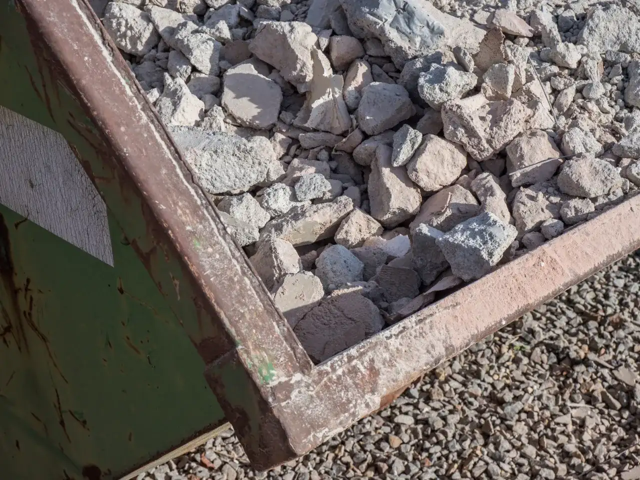 Recykling gruzu budowlanego: Jak uniknąć problemów z odpadami?