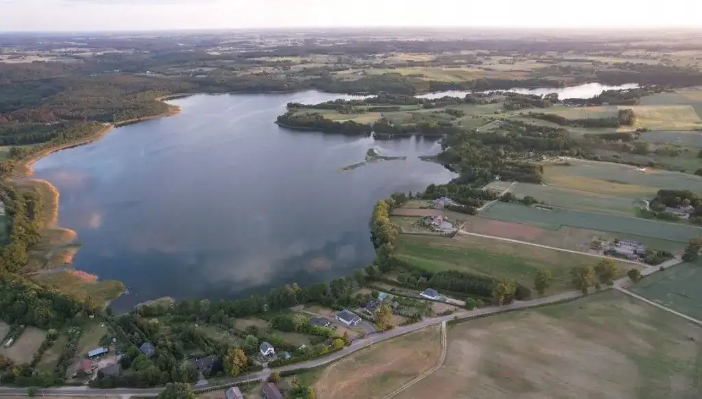 Jezioro w Żelaźnie: Ukryty raj dla wędkarzy i miłośników przyrody