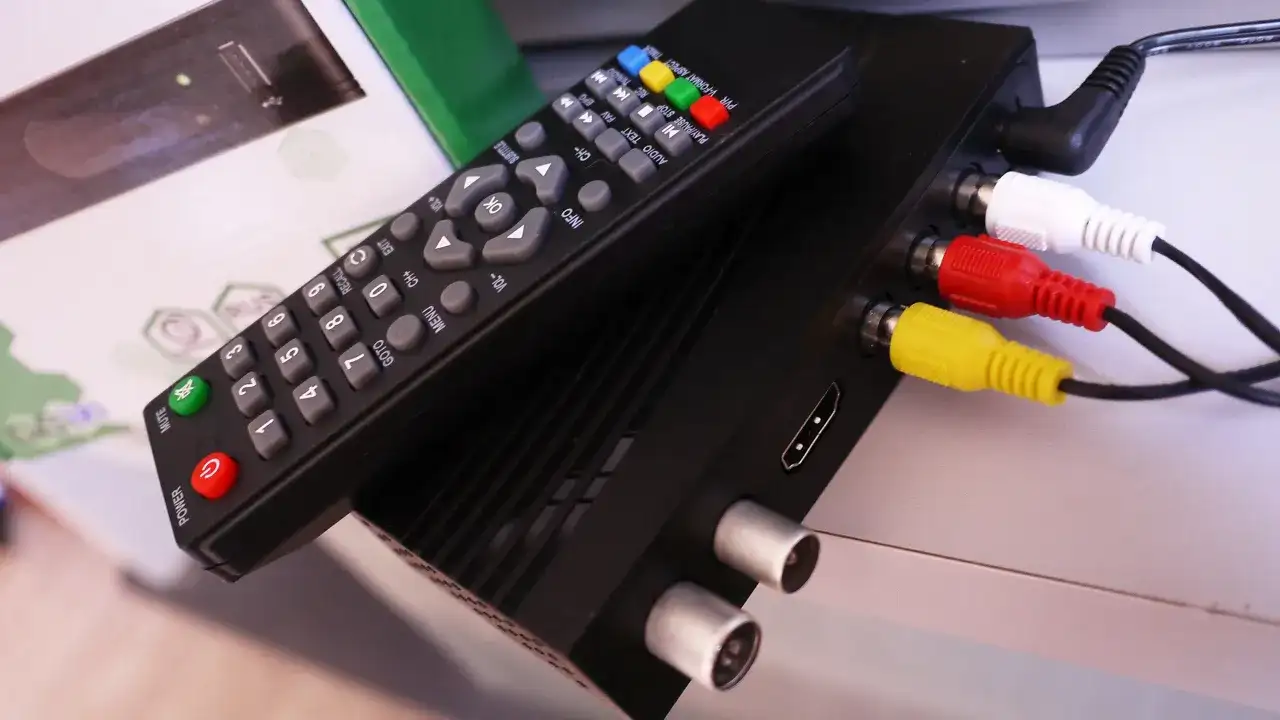 Jaki dekoder DVB-T2 wybrać? Poradnik [2024] Uniknij błędów!