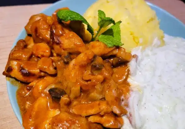 Gulasz wieprzowo-drobiowy z pieczarkami - prosty przepis na obiad