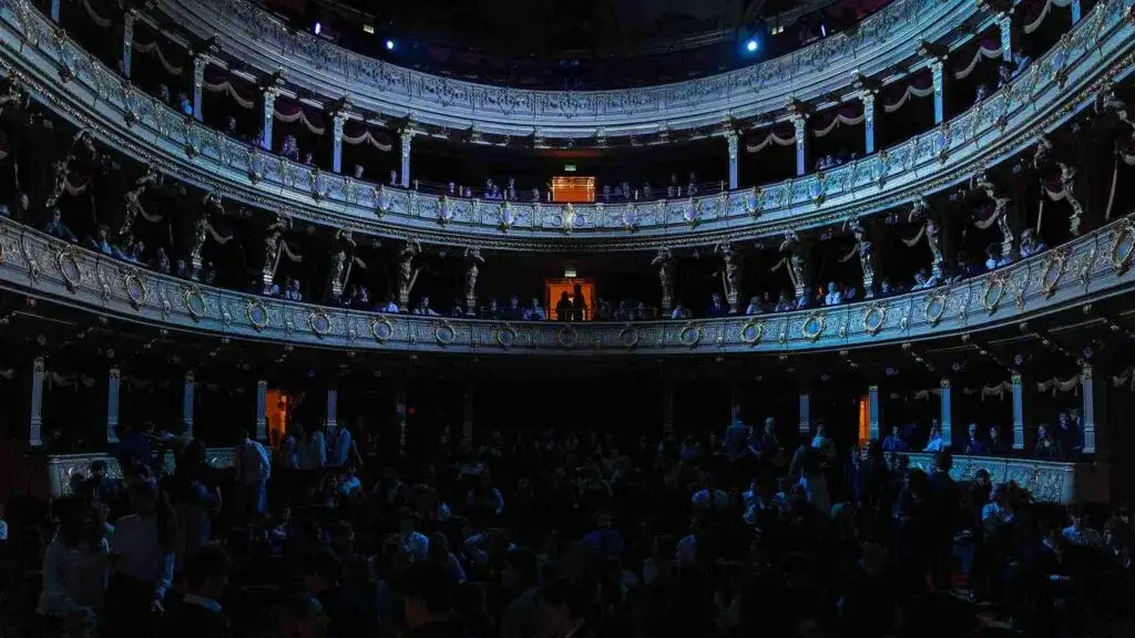 Jakie programy edukacyjne proponuje teatr operowy dla dzieci i dorosłych?