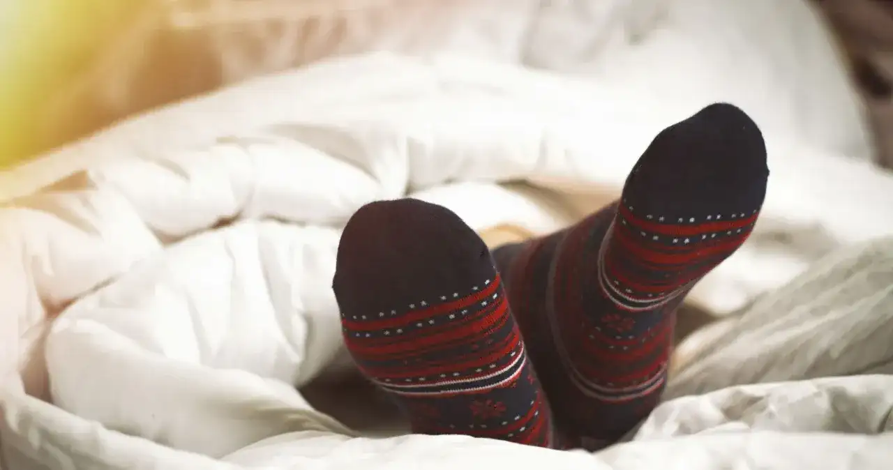 Spanie w skarpetkach: Zdrowe czy szkodliwe? Ekspert rozwiewa wątpliwości