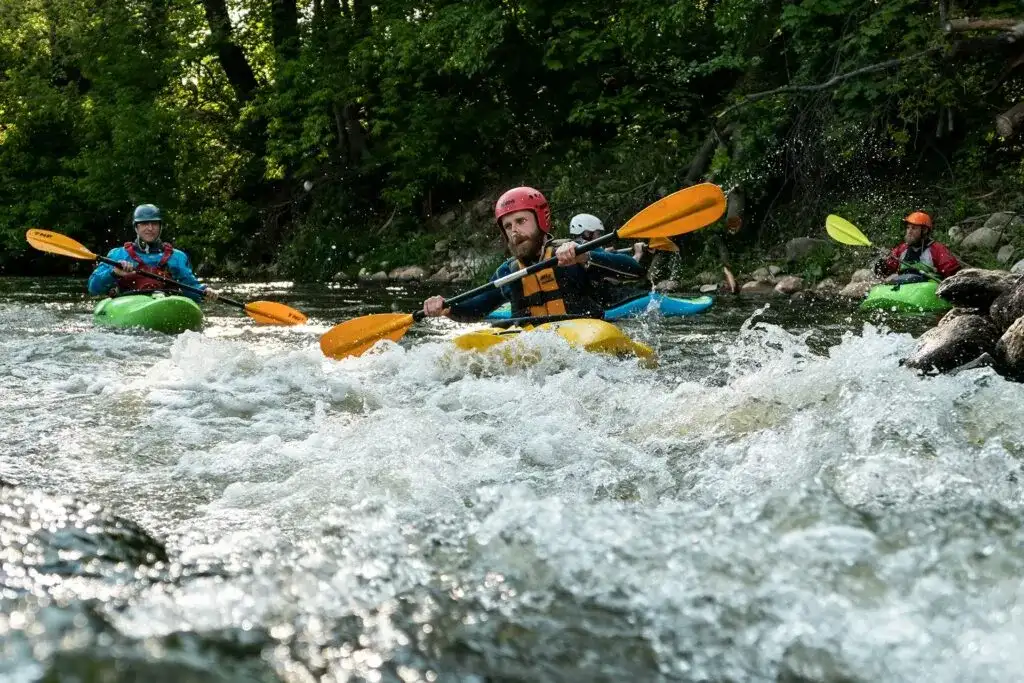 Kurs kajakarstwa nizinnego: Jak wybrać najlepszy i zacząć przygodę?