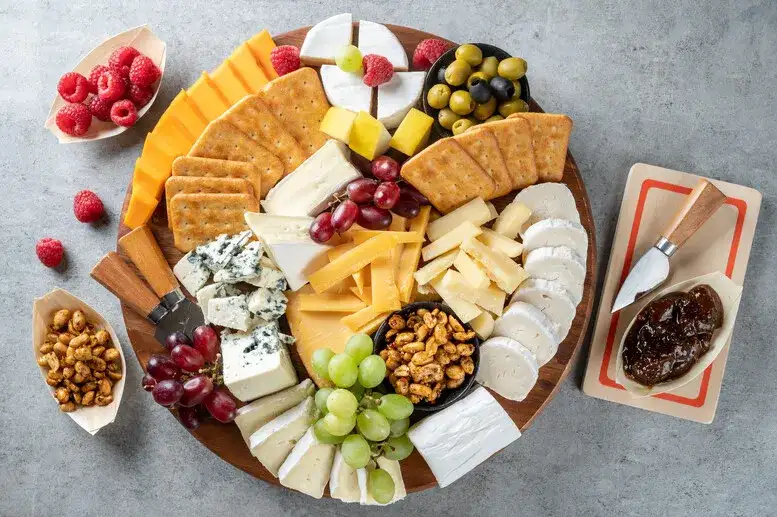Deska przekąsek: jak zrobić idealną? Zasady i inspiracje