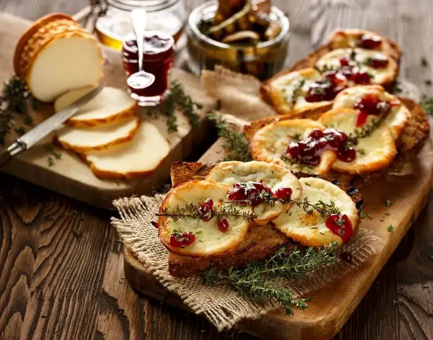 Jak podgrzać oscypek - najlepsze metody na idealnie ciepły ser