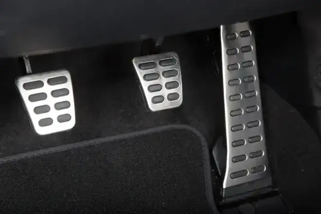 Jak puszczać sprzęgło przy ruszaniu, aby uniknąć zgaśnięcia silnika