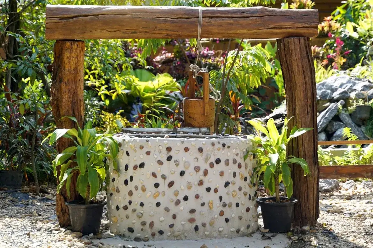 Jak ozdobić studnię kwiatami? Inspiracje i praktyczne porady