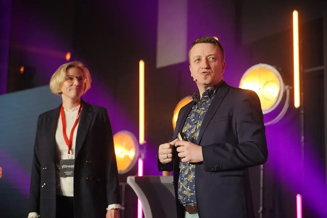 Jak się ubrać na integrację firmową? Smart casual bez wpadek!