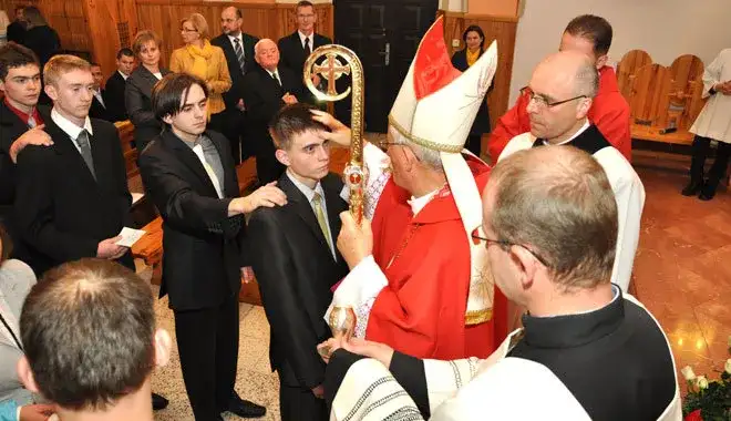 Co mówi świadek na bierzmowaniu? Kluczowe obowiązki i wsparcie