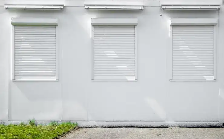 Jak zamontować rolety zewnętrzne na styropian bez błędów i strat ciepła