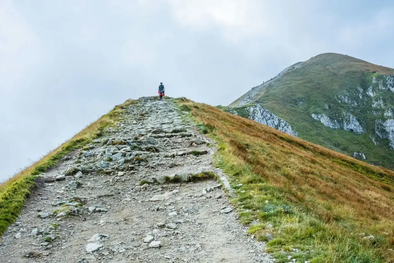 Gdzie w góry bez tłumów? Odkryj spokojne trasy na wędrówki
