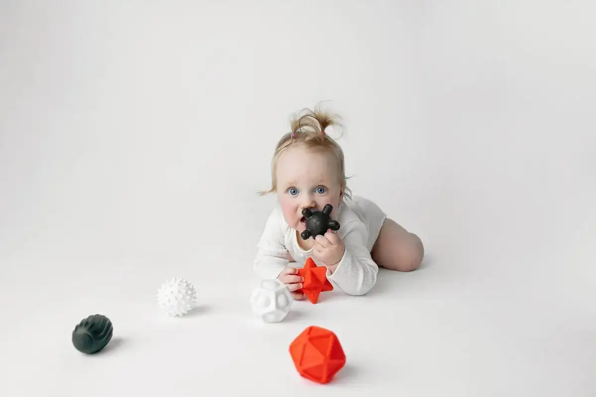 Piłeczki sensoryczne akuku: Czy to najlepsza zabawka dla niemowlaka?