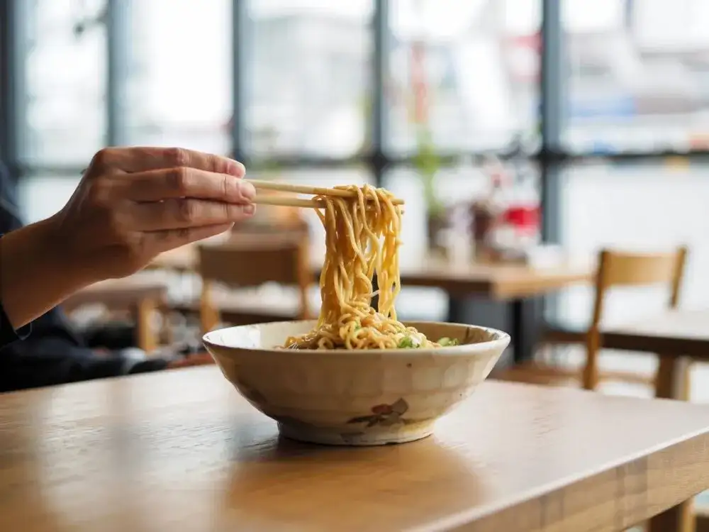 Jedz ramen pałeczkami jak ekspert! Poradnik i savoir-vivre