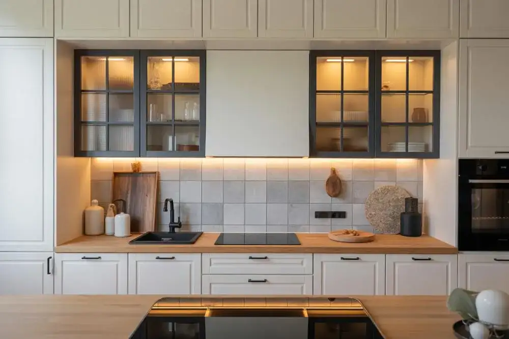 Co zamiast kafelek w kuchni? Nowoczesne i funkcjonalne alternatywy