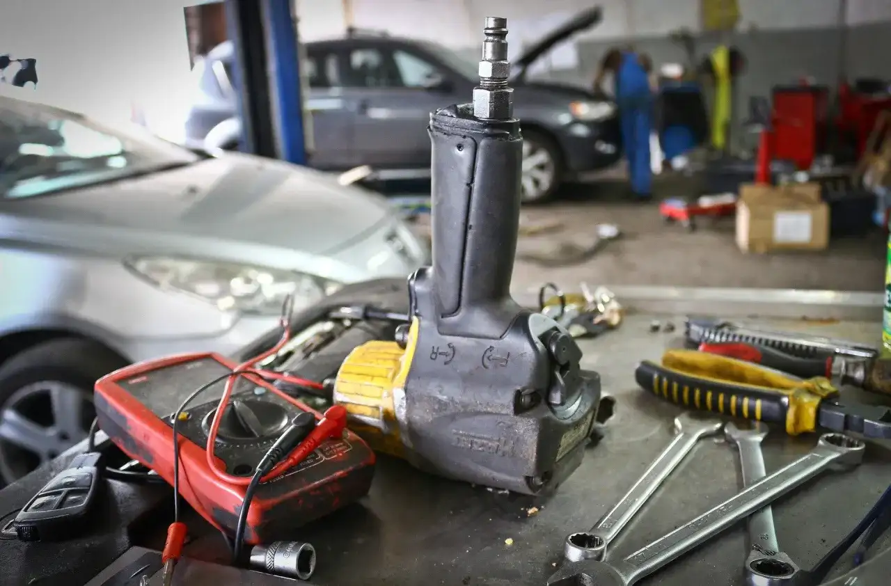 Gdzie zgłosić nielegalny warsztat samochodowy i uniknąć problemów?