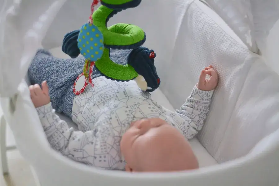 Co kupić 2 miesięcznemu dziecku pod choinkę? Bezpieczne zabawki, które zachwycą