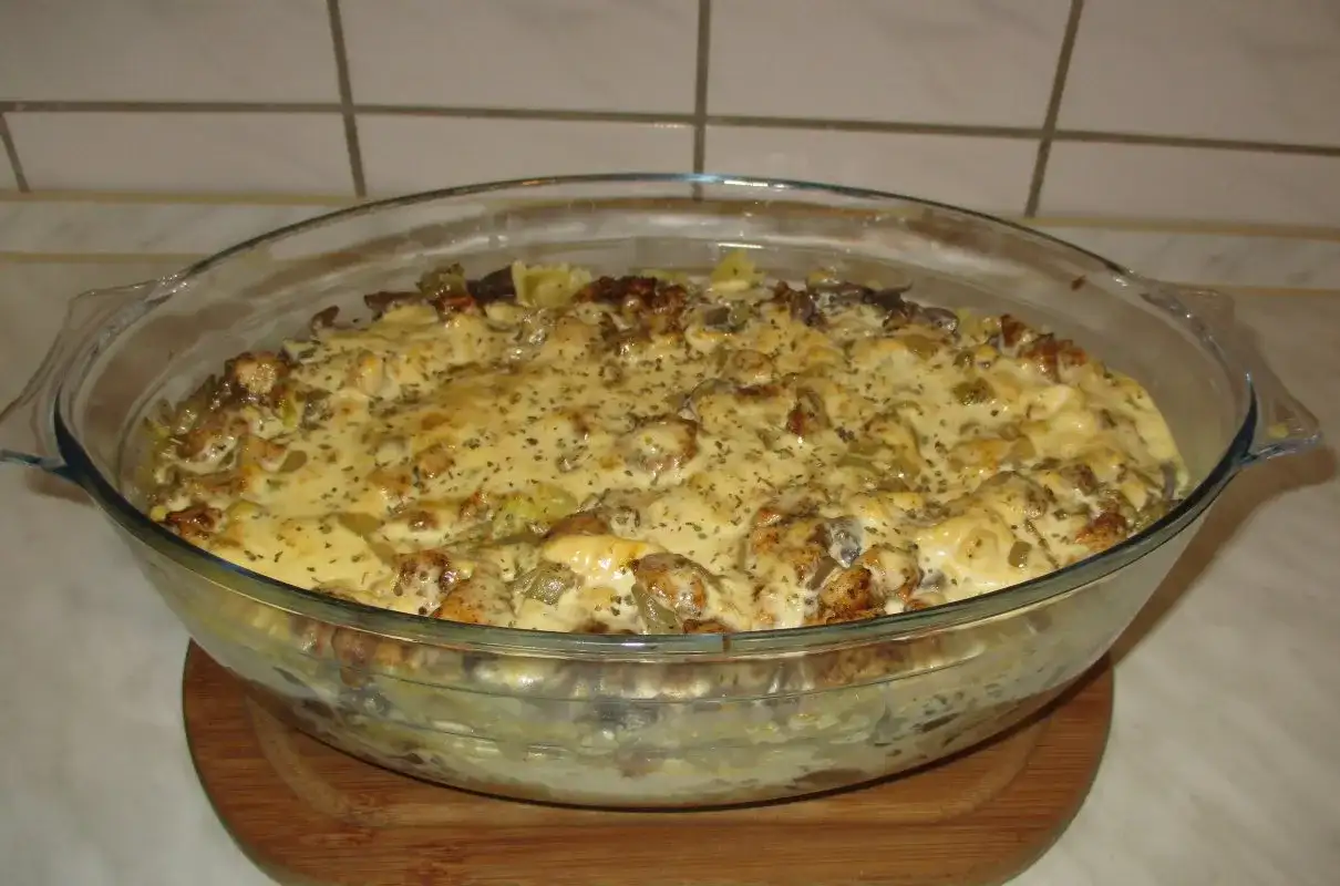 Pyszna zapiekanka z serkiem topionym i makaronem, którą pokochasz