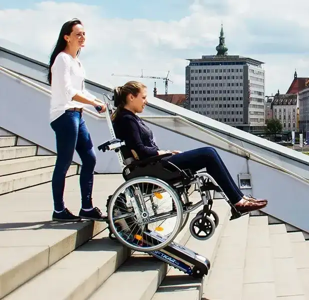 Jak wnosić ciężkie rzeczy po schodach bez ryzyka kontuzji