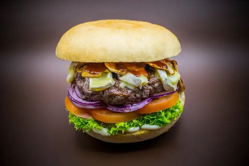 Jakie dodatki do burgera, które zaskoczą Twoje kubki smakowe?