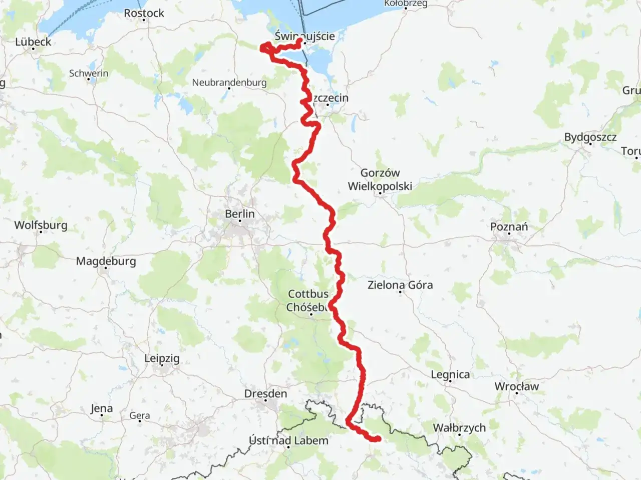 Mapa pokazuje przebieg szlaku rowerowego Odra-Nysa, od Świnoujścia po Czechy. Idealne miejsce na planowanie noclegów.