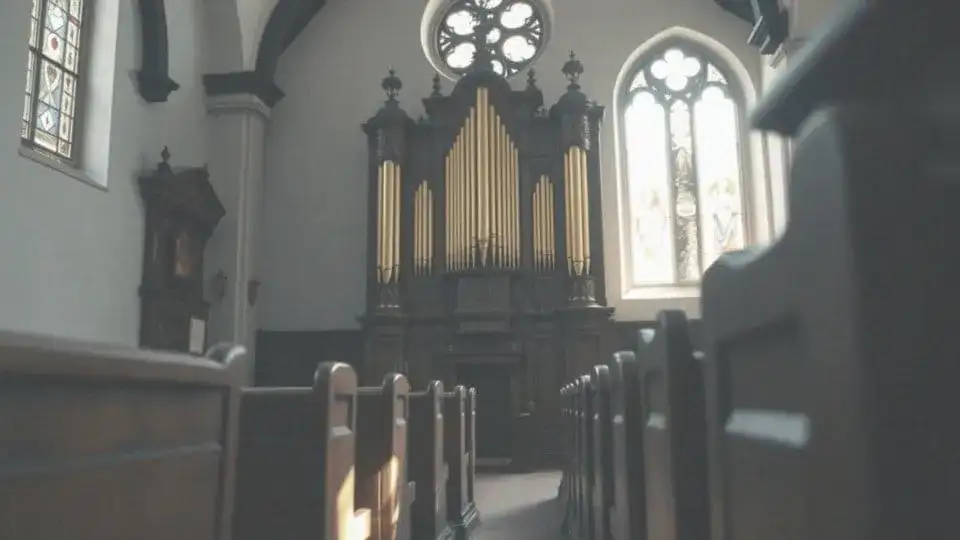 Ile bierze organista na pogrzebie? Poznaj ukryte koszty i stawki