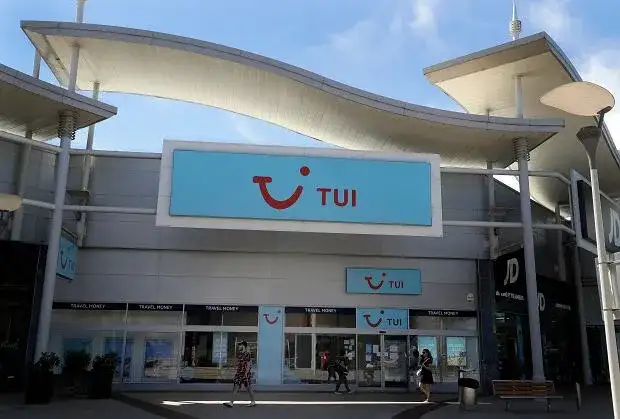 Kto jest właścicielem biura podróży TUI i jakie ma powiązania?