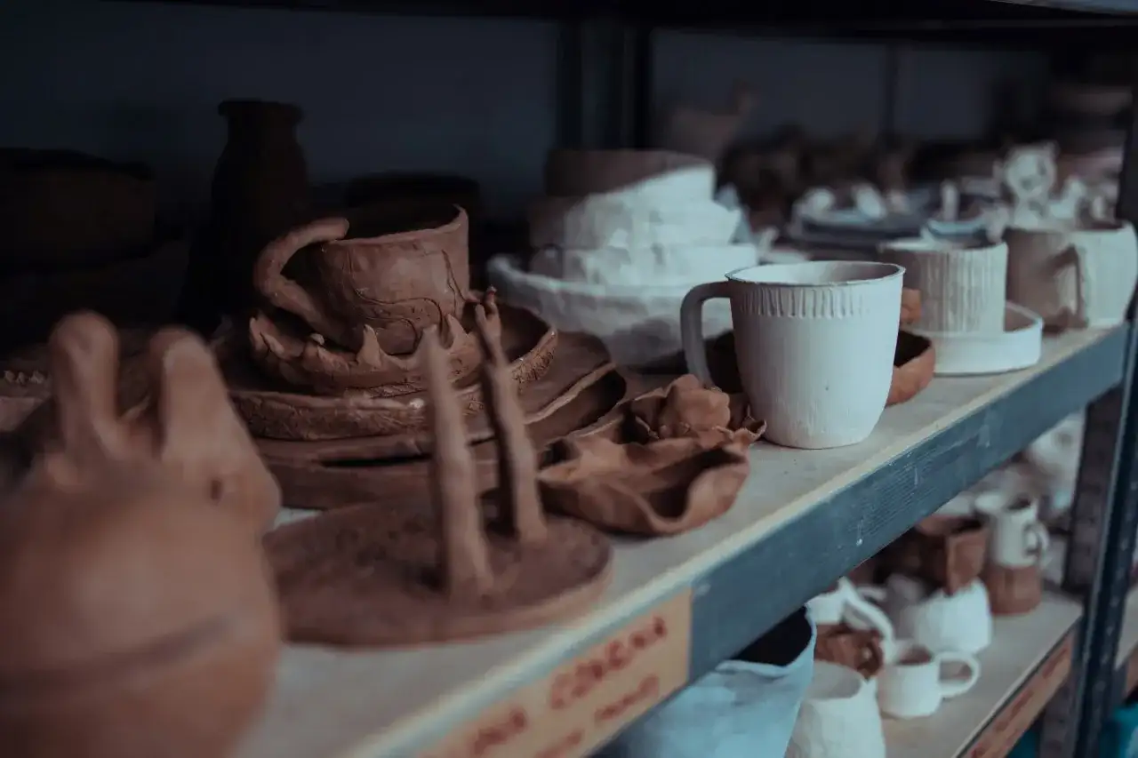 Warsztaty ceramiczne Warszawa: Jak wybrać idealny kurs?