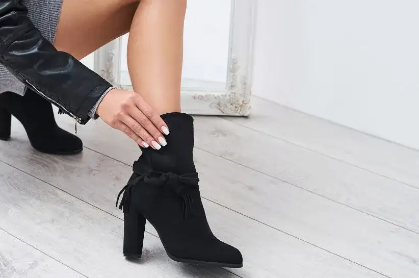 Stylizacje z butami z frędzlami, które zmienią Twój look na lepsze