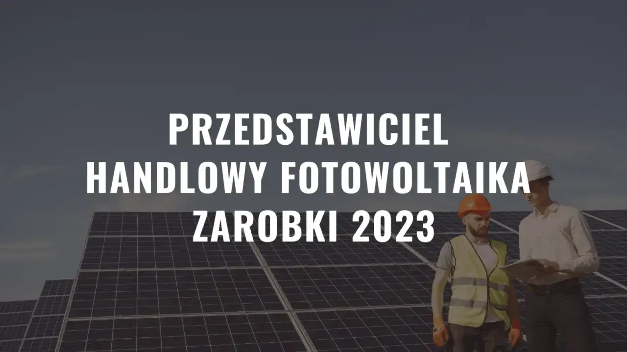 Dwóch mężczyzn w kaskach analizuje dokumenty na tle paneli fotowoltaicznych. Temat: ile zarabia przedstawiciel fotowoltaiki w 2023 roku.