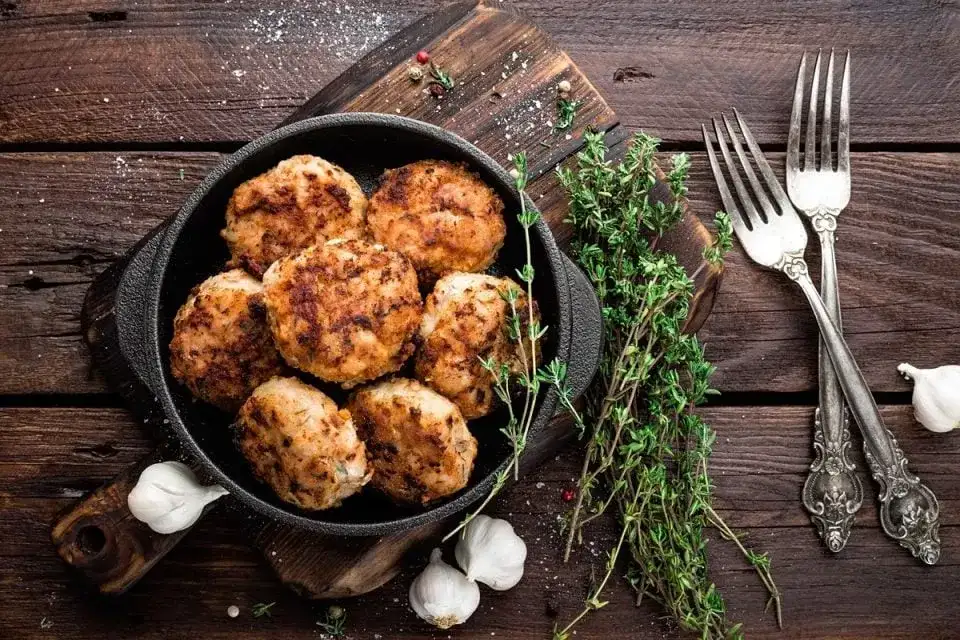 Ile kalorii ma kotlet mielony z indyka? Wartość odżywcza i zdrowsze opcje