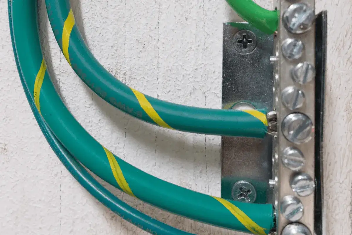 Zielone przewody z żółtym paskiem, podłączone do listwy zaciskowej. To pokazuje, ile omów powinno mieć uziemienie.