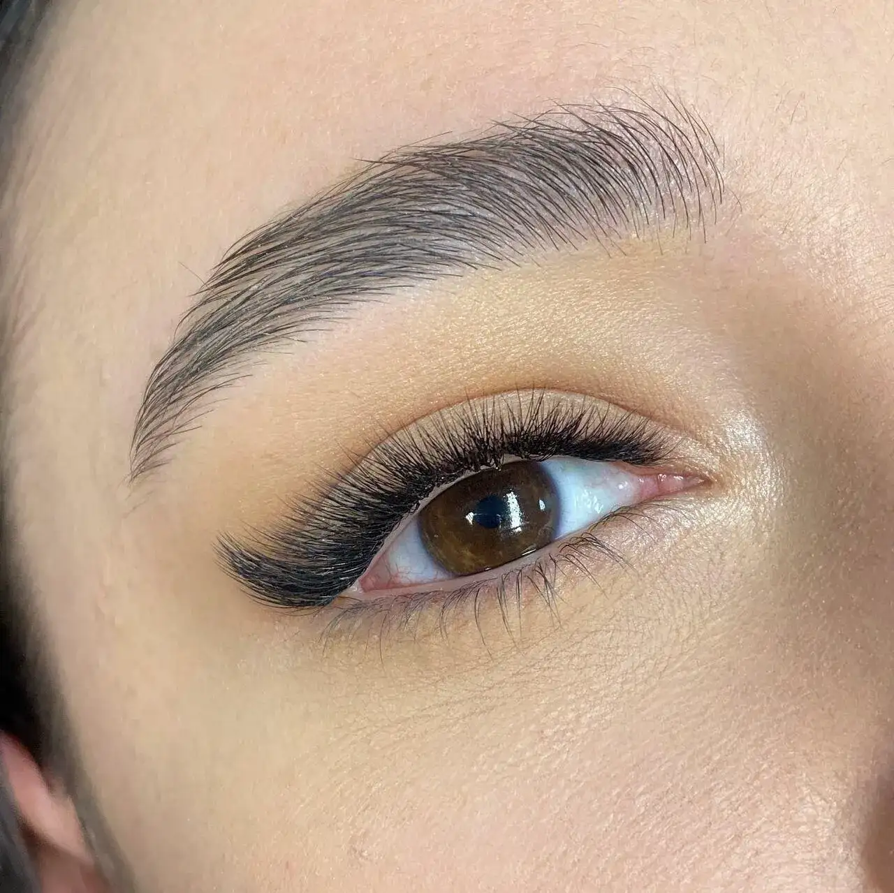 Czym są rzęsy light volume? Poznaj technikę i jej zalety