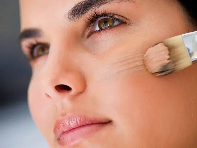 Jak dobrać idealny kolor podkładu do cery naczynkowej i ukryć zaczerwienienia