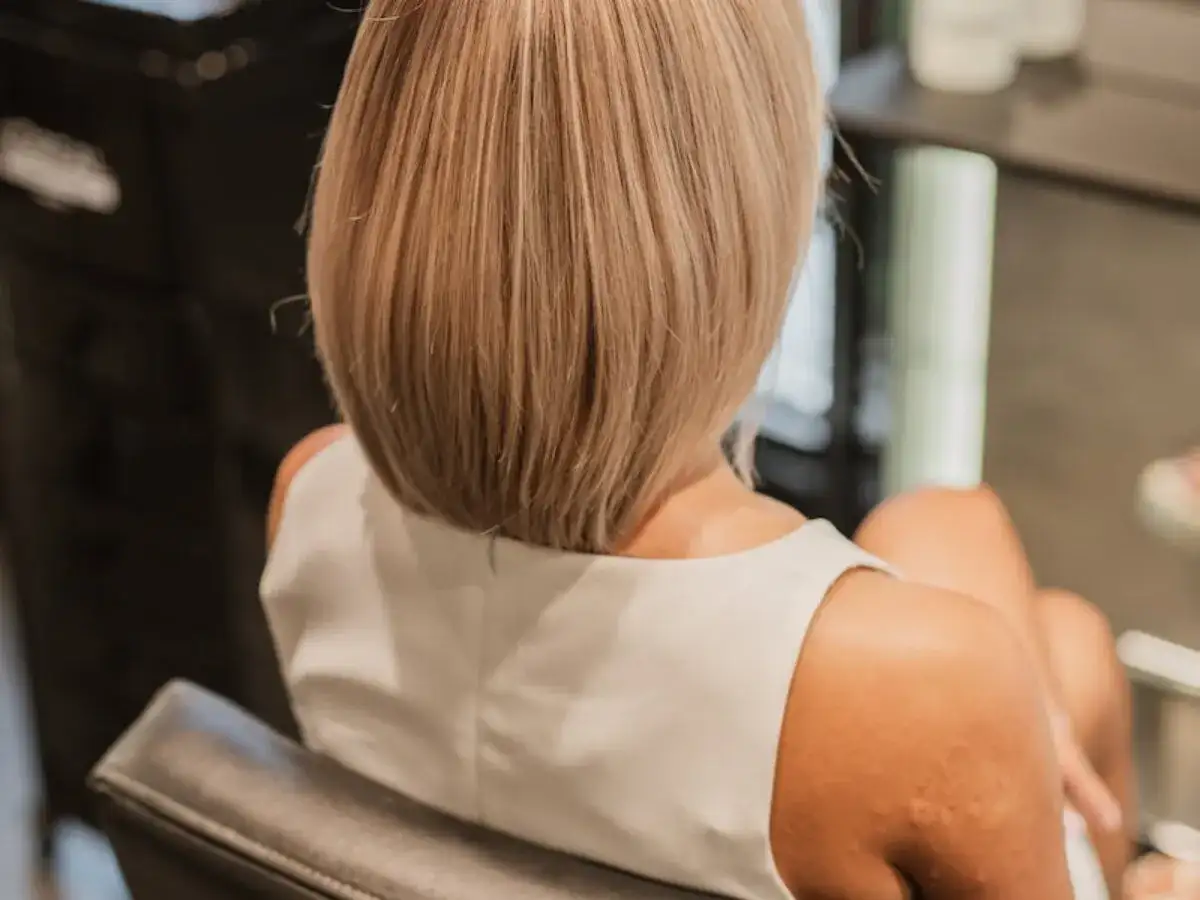 Blond włosy, krótka fryzura, idealna do rozważenia, jaka fryzura mi pasuje.