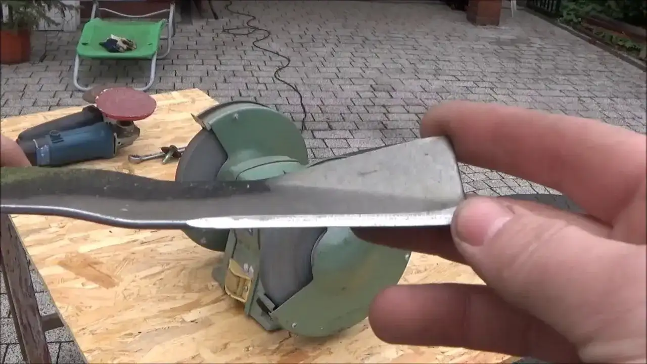 Jak założyć nóż do kosiarki i uniknąć najczęstszych błędów