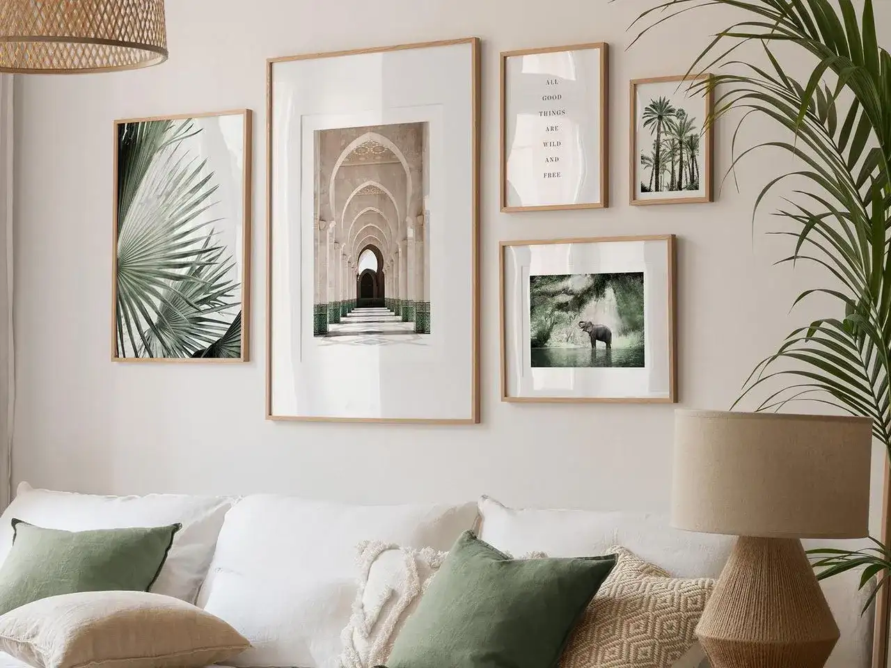 Ściana nad kanapą: co powiesić, by zachwycała? Porady eksperta