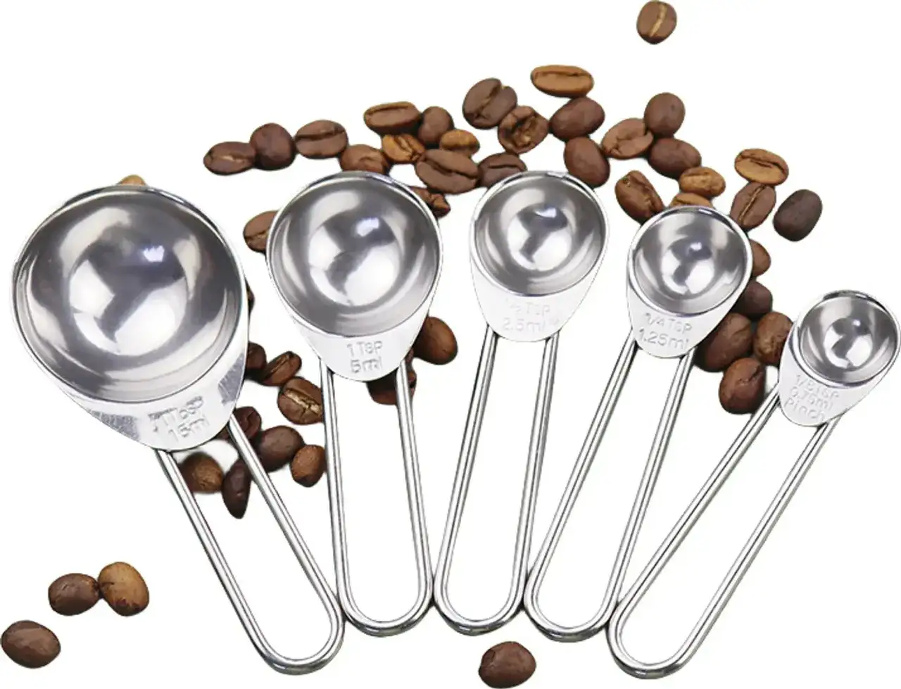 Zestaw metalowych miarek kuchennych z kawą w ziarnach.