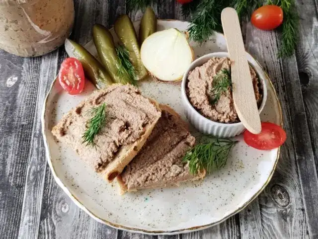 Jak długo gotować pasztet w słoikach? Czas i wskazówki