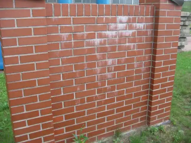 Jak skutecznie wyczyścić cegłę klinkierową z zaprawy - 5 metod