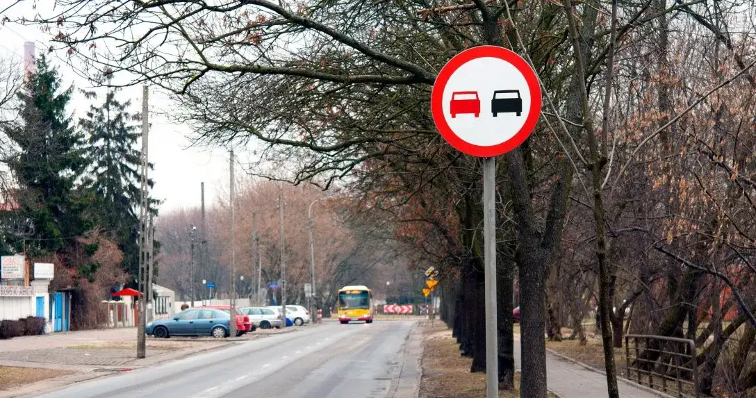 Wyprzedzanie pojazdów uprzywilejowanych: Co mówią znaki drogowe?