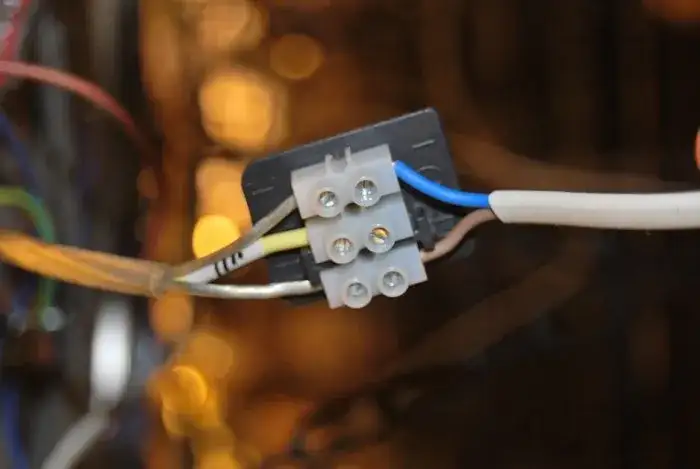 Od czego jest żółty przewód w naczepie i jak uniknąć błędów?