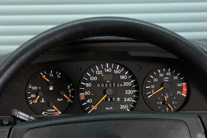 Kiedy zmieniać biegi w samochodzie, aby uniknąć zniszczenia silnika