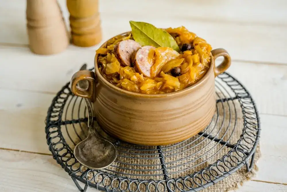 Bigos ze słodkiej kapusty: Jak przygotować idealny bigos pełen smaku