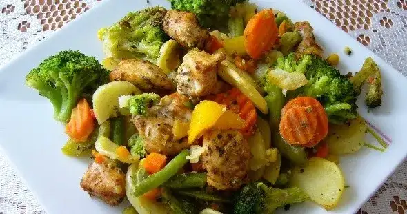 Aromatyczne warzywa z kurczakiem na patelnię w kwadrans? Proszę!